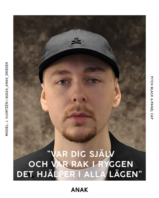 Johan Hjortzén. ANAK "Picth Black" 6-panel keps. 100% organisk bomull. One size. Justerbar rem. Färg svart.