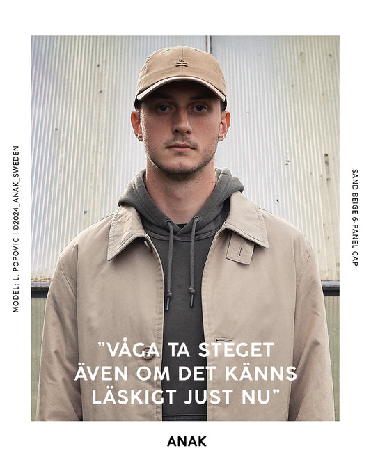 Lukas Popovic. ANAK "Sand Beige" 6-panel keps. 100% organisk bomull. One size. Justerbar rem. Färg beige.