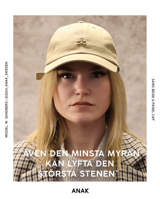 Madeleine Sandberg. ANAK "Sand Beige" 6-panel keps. 100% organisk bomull. One size. Justerbar rem. Färg beige.