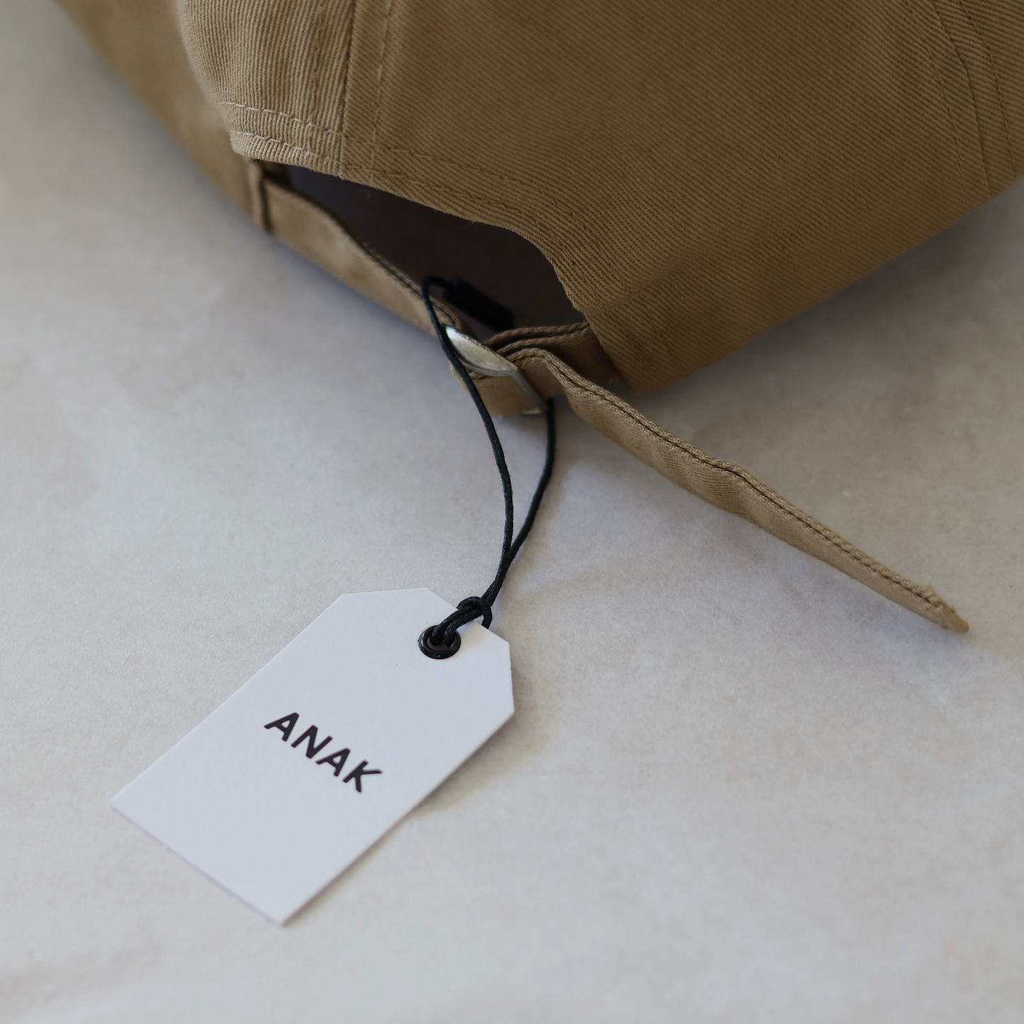 Vit svart hängetikett på sand beige ANAK 6-panel keps